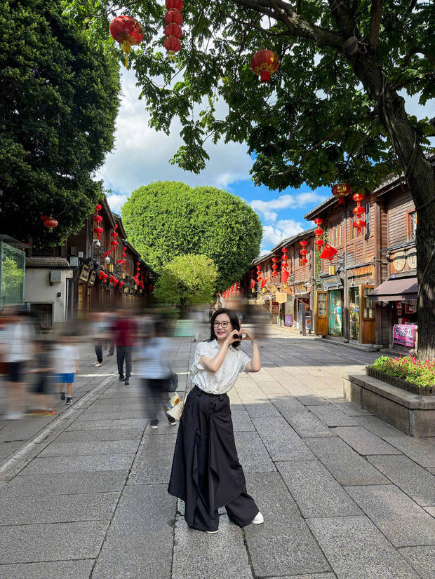 陈数双手比心,笑容灿烂,元气满满。