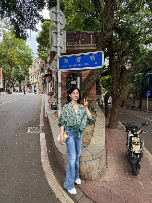 陈数开心比耶,状态在线。