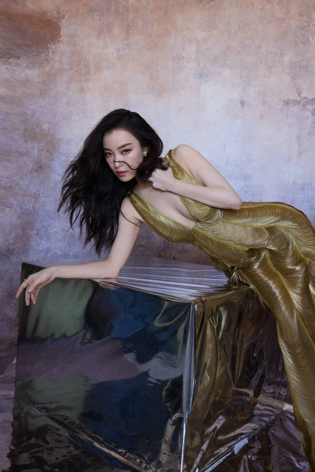 倪妮美艳魅惑。