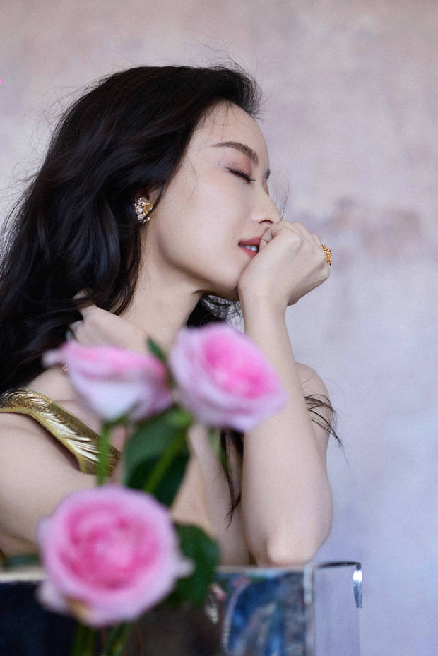 倪妮侧颜绝美。