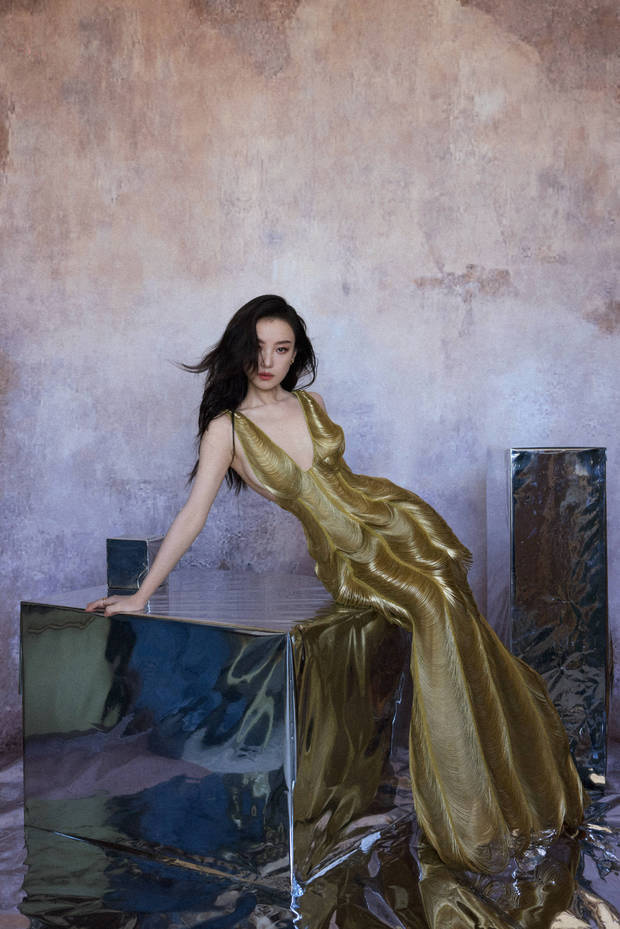 倪妮曲线曼妙。