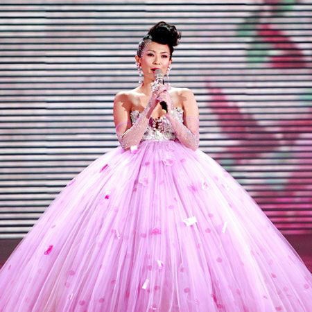 春晚最终节目单曝光 王菲短裙亮相被评很潮_