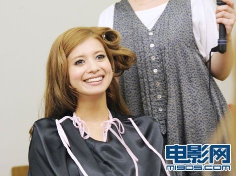 九头身美女吉川日奈 大胆全裸拍洗发水广告(