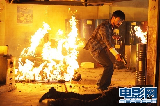 《火龙对决:再次借壳警匪片探讨人性的尝试