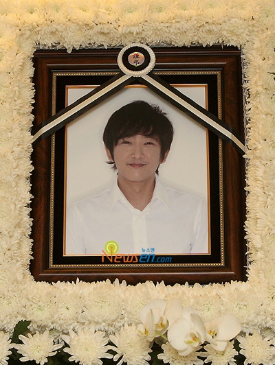 明星去世为哪般:崔真实姐弟重掀自杀风