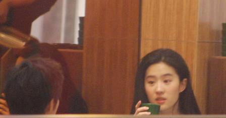 王力宏私会刘亦菲喝茶聊天 摆谱让助理随身侍