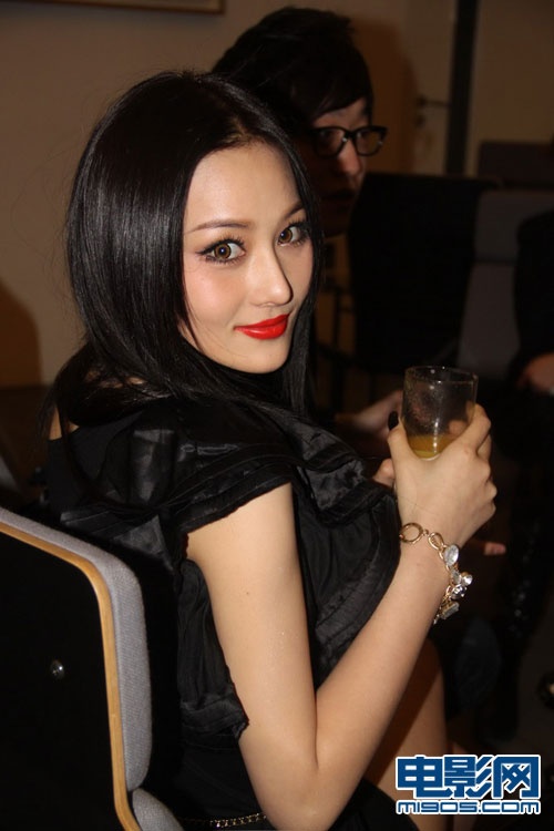李昕岳盛装出席,张馨予不惧寒冷,身着黑色裸肩小礼服,烈火红唇,惊艳
