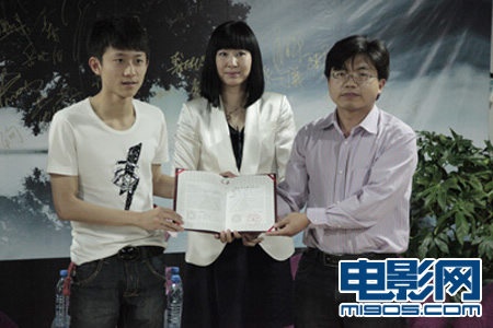 张一山18岁生日 守承诺带领粉丝做公益(组图)_