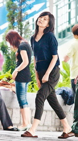 高圆圆片场与杜琪峰交流 不拘小节大胆脱鞋摸