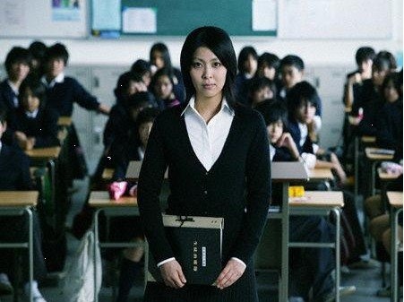 由东洋演技派女星松隆子主演,中岛哲也执导的 电影《告白》正热映中