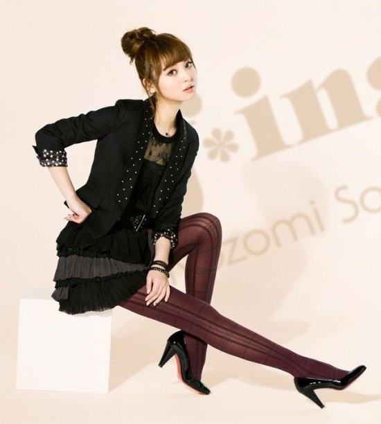 模特佐佐木希新写真 甜美OL范儿大秀丝袜美腿