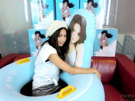 周秀娜反击禁令 继人形抱枕后推出水战用品_