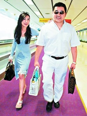 叶玉卿一家坐私人飞机出游 女儿像妈两儿子像