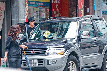 洪金宝儿子被爆秘密结婚 和女友谈恋爱路边吃