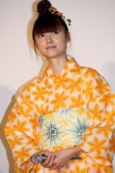 宫崎葵清凉发髻宣传新片 抢眼浴衣与众女星争艳
