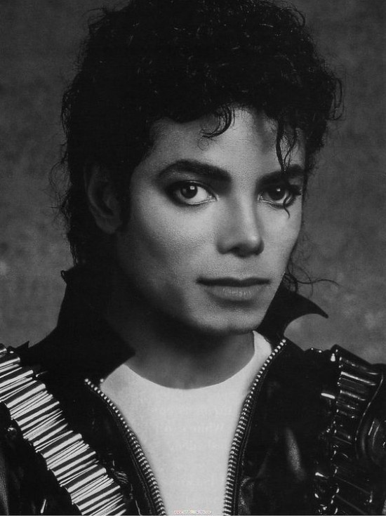 杰克逊52岁冥寿亲友祭奠 私人医生欲开棺再验