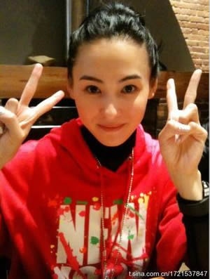 [图] 张柏芝 微博秀街头玩乐照 跑步减肥精神十足