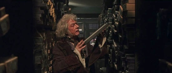 新闻 电影资讯 奥利凡德魔杖店里,几千只装魔杖的狭长盒子几乎码到