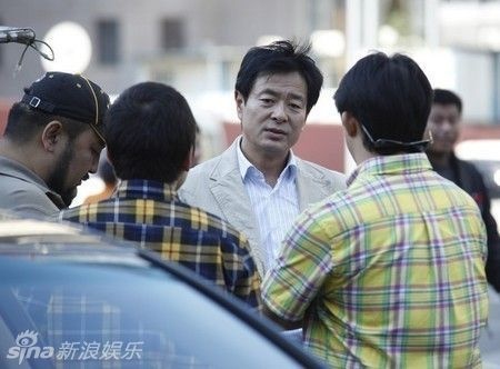 章子怡濮存昕拍公益广告 戴卡通头饰回归童真