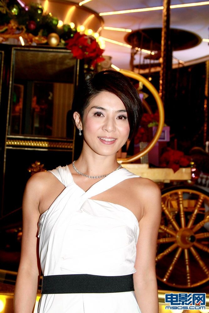 杨采妮白色礼服亮相秀香肩 坦言期待做妈妈_明星活动