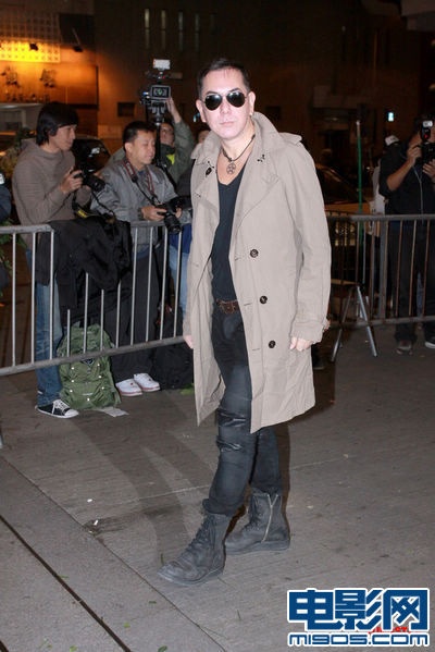 王晶泪别父亲王天林 杜琪峰、谢贤等好友扶灵