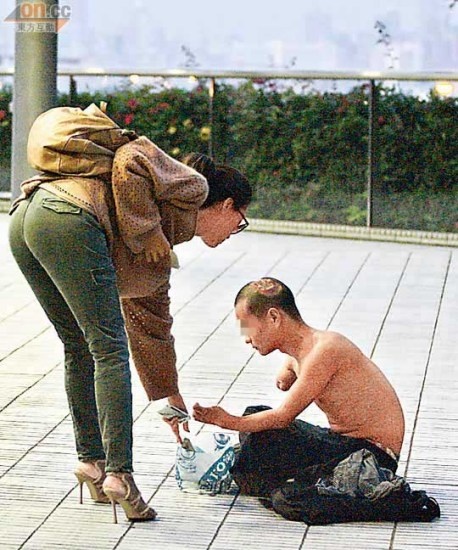 谢婷婷逛街展示善心 安志杰无女友陪伴独自黑