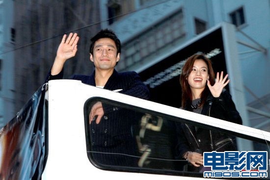 池珍熙不肯与韩孝珠重温吻戏 香港宣传引围观