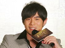 周杰伦《刺陵》演痞子 与林志玲“恋爱”不介意身高