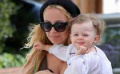 妮可·里奇抱女儿现身洛杉矶 8月迎第二个小宝贝