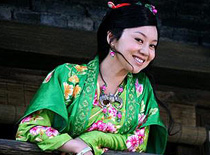 闫妮“三枪”牺牲色相 卖力演出疯狂恶搞毁容