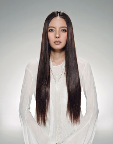 混血美女becky新造型 出道10年长发首次变短发