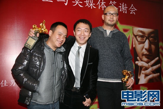 导演管虎手持金马奖座手捧金马奖座黄渤喜笑颜开