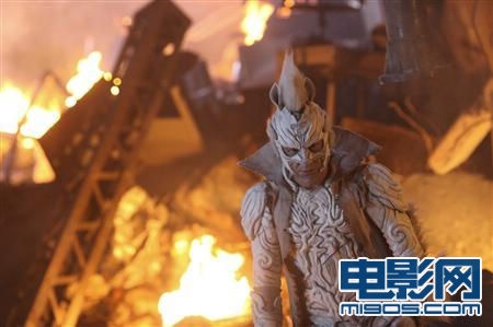 哀川翔吊威亚惊险刺激 白色斑马人造型曝光