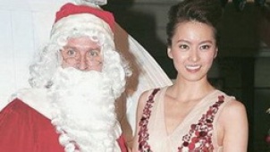 梁咏琪出席圣诞点灯仪式 红色V领短裙闪亮耀眼