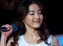 “小张柏芝”贡米在《李小龙》首映礼上倾情献歌