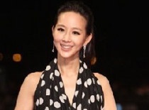 张钧宁黑白露背裙性感亮相 将担任颁奖嘉宾