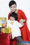 翁虹新年全家写真曝光 三岁女儿鬼马出镜抢风头