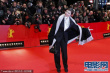 评委会主席罗西里尼弯腰致敬 裤装亮相显潇洒