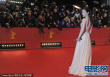 女星诺拉·冯大秀无瑕美背 飘逸长裙显白皙皮肤