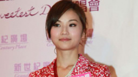 蔡卓妍與男友開(kāi)心泰國(guó)游 對(duì)戀情有信心無(wú)視分手說(shuō)