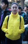 亮丽装扮成为人群目光焦点