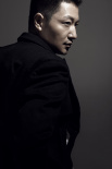 李宗翰开年硬朗黑白写真 眼神深邃显熟男风范
