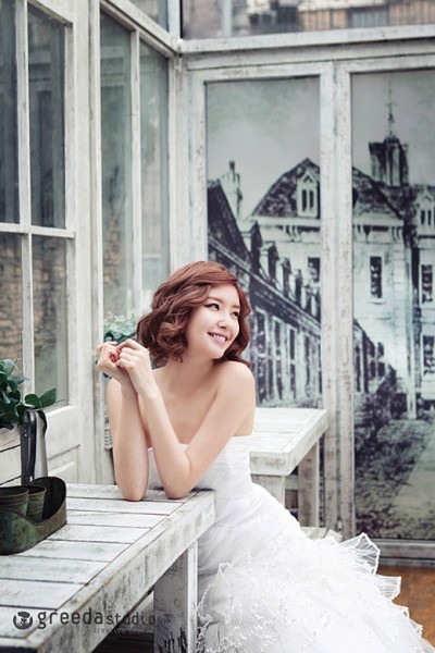 韩国女星金赛伦曝光唯美婚纱照低胸礼服秀香肩