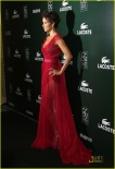 “黑珍珠”哈莉·贝瑞红裙似火 出席颁奖秀美背