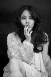 杨若兮复古黑白写真 凌乱卷发展现百变女人味