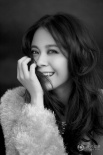 杨若兮复古黑白写真 凌乱卷发展现百变女人味