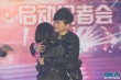 張杰與女歌迷十秒擁抱超時(shí) 不懼謝娜醋意大發(fā)