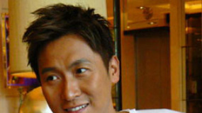 马德钟向往内地发展 雷恪生76岁玩转话剧歌舞剧