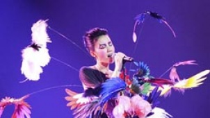 王菲演唱会陈奕迅等众星捧场 带众人为灾民祈福