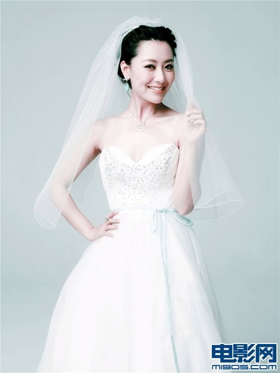 日前曝光一组她与陈奕迅的结婚照,身着白色婚纱的白冰,配合她清新的